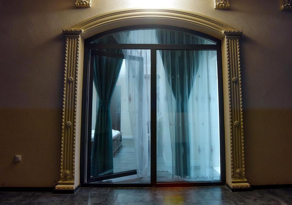 Hotel Imperium Botiz エクステリア 写真